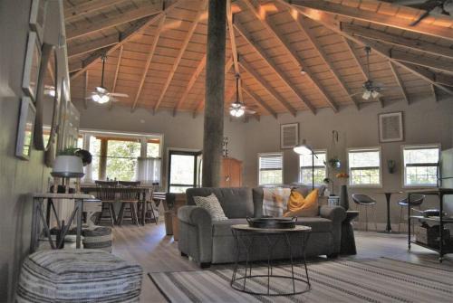 Houston County Maison | Rustic Modern Cabin at Jadon's Pond