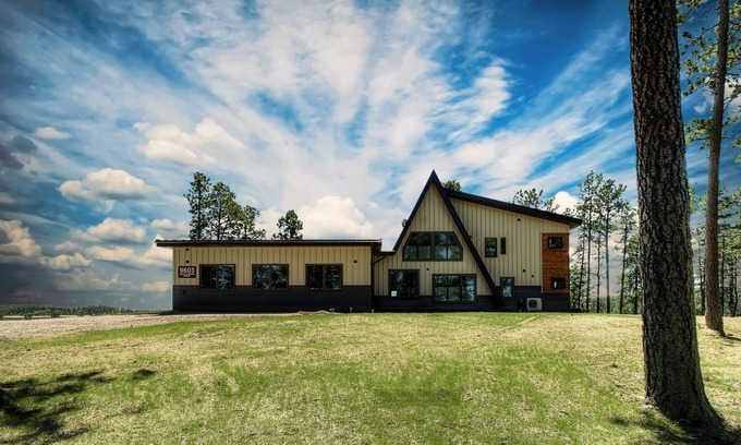 Colonial Pine Hills Maison | Rustic Mountain Modern Home With Breathtaking Black Hills Views!