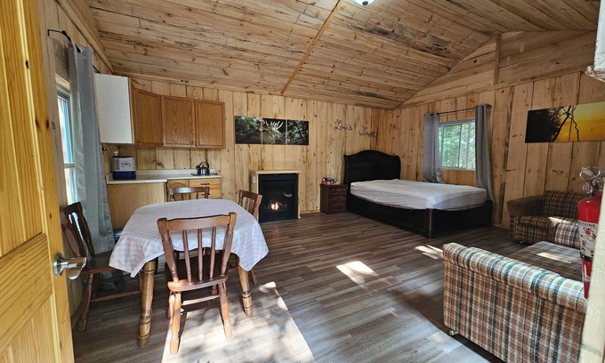 Unorganized North East Parry Sound Cabine | Rustic Off Grid Cabin. Pet Friendly, Private environment