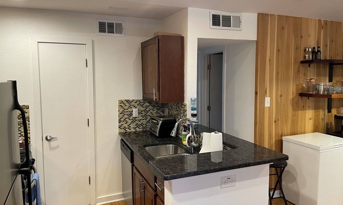 South Lamar Copropriété | Rustic Pool Front Condo with AC, High Speed Wifi in Beautiful Austin, TX