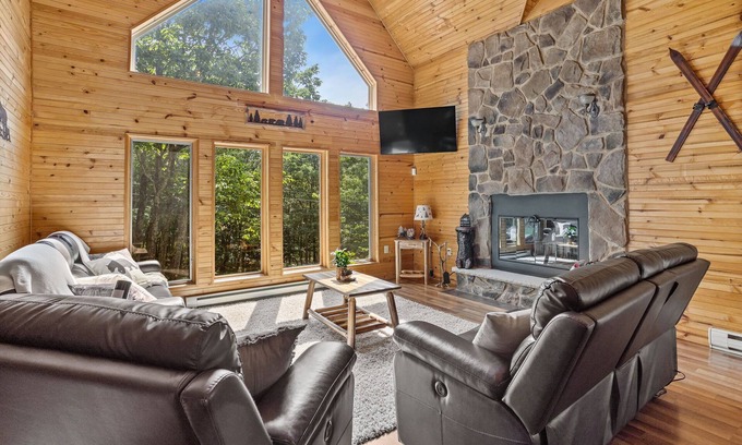 Mount Pocahontas Maison | Rustic Retreat - Fire-pit, Hot-Tub and more!