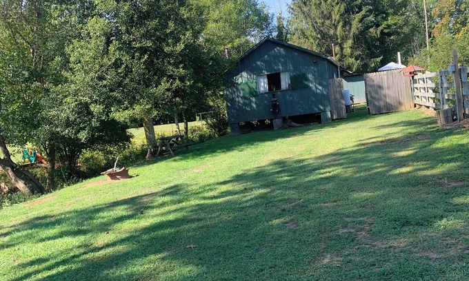 Davisville Cabine | Rustic River Front cabin 5 minutes away from I77 & 10 minutes from town.