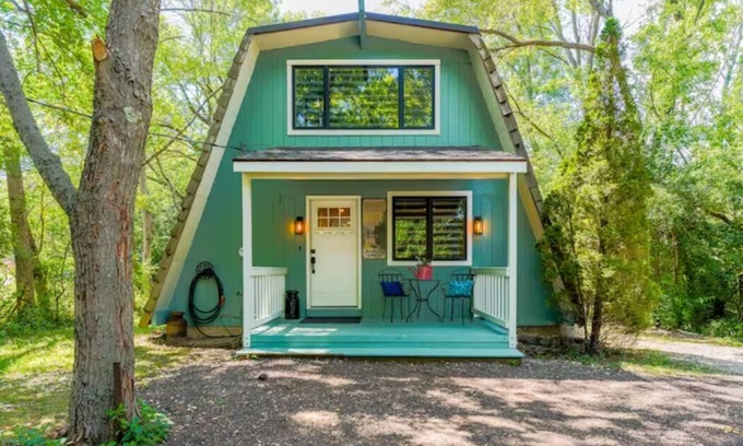 Caledonia Cabine | Rustic Riverside A-Frame Retreat: Secluded Charm.