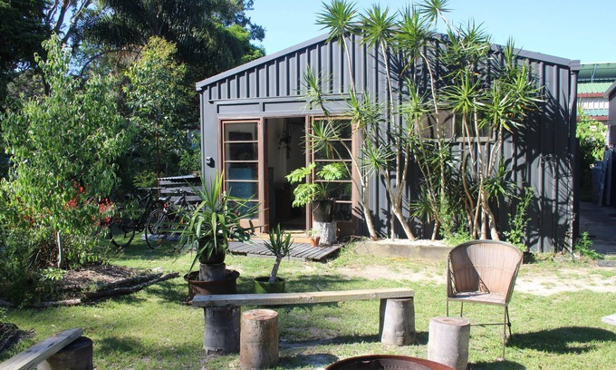 Iluka Appartement | Rustic romantic studio. The closest accommodation to Frazers Reef beach.