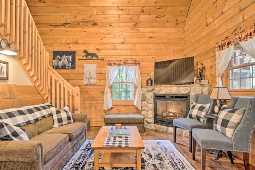 Oceana County Maison | Rustic Rothbury Cabin with Resort Amenity Access!