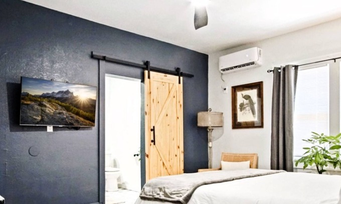 Central Oklahoma City Appartement | Rustic Studio Rain Shower 3min-asian Dist