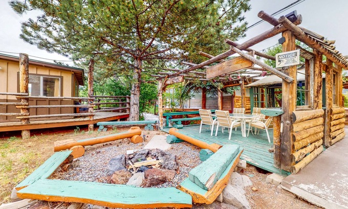 Cedaredge Cabine | Rustic studio with well-equipped kitchen