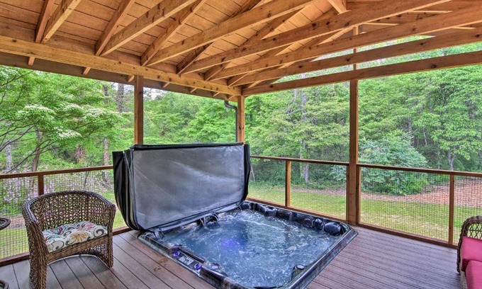 Sunset Maison | Rustic Sunset Escape on 67 Acres Outdoor Kitchen