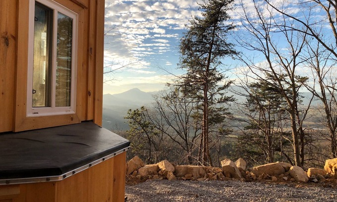 Newport Cabine | Mountain Farmer est une expérience rustique dans un excellent emplacement avec HotTub privé!