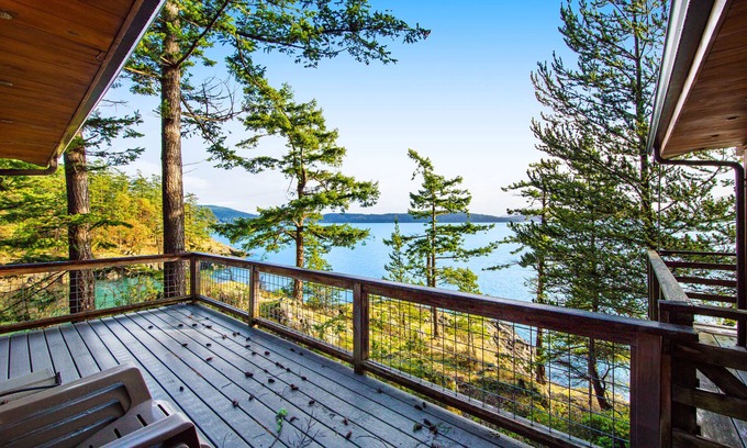 Eastsound Maison | Rustic waterfront cabin w/ free WiFi, a full kitchen, & furnished decks