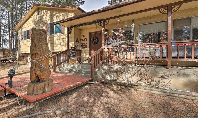 Winchester Maison | Rustic Western Home Walk to Winchester Lake!