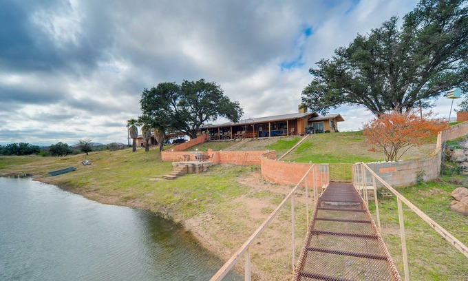Llano Maison | Rustic & Western House on Lake - Swim & Fish!