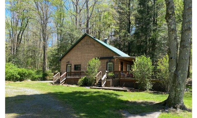 Fayetteville Maison | Rustic, yet modern Cabin Escape