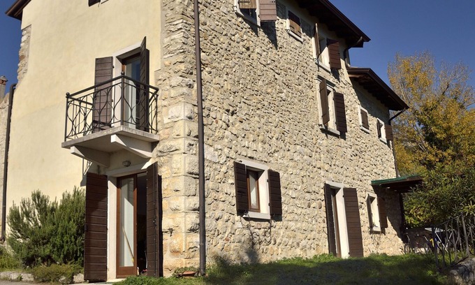 Caprino Veronese Maison | Maison rustique sur colline ensoleillée au centre de cultures agricoles