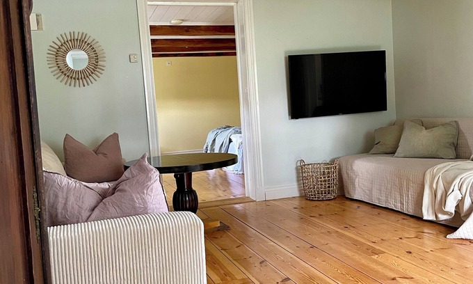 Ingelstad Appartement | Rustik Lägenhet Hem Nära Sjö och Natur med Värmande Karmin