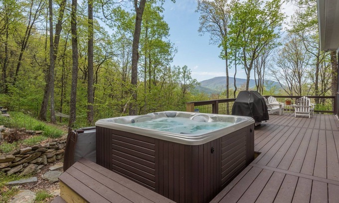 Fairview Maison | Rustling Ridge | Pet-Friendly, Hot Tub, Fire Pit & Views!