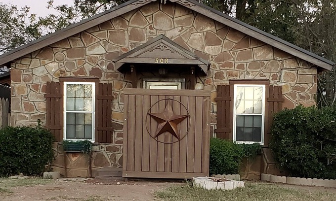 Post Maison | RUSTY'S COTTAGE A COZY GET- A- WAY