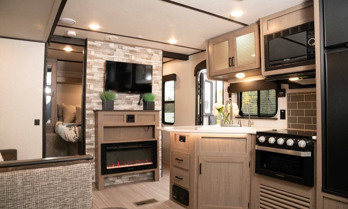 Kenora Station Balnéaire | RV 4 Luxury Fireplace Bunkhouse Meets High End Camping