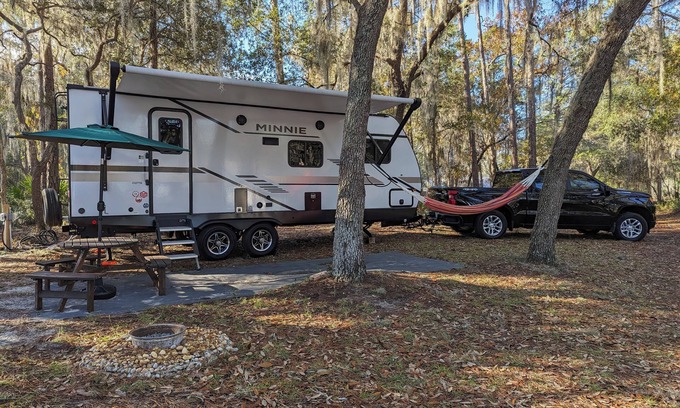 Edgar Location De VR | Peaceful campground RV/Camper Space with Lake view & Free Parking 🅿