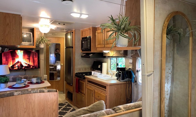 North Central Hollywood Maison | RV Efficiency w/pool access --quiet, clean, cable/wifi, utilities included--
