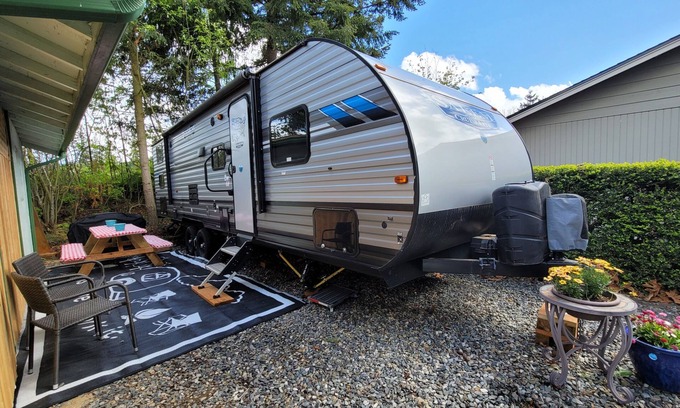 Eatonville Maison | RV Glamping in the Heart of Downtown Eatonville with a Mountain View