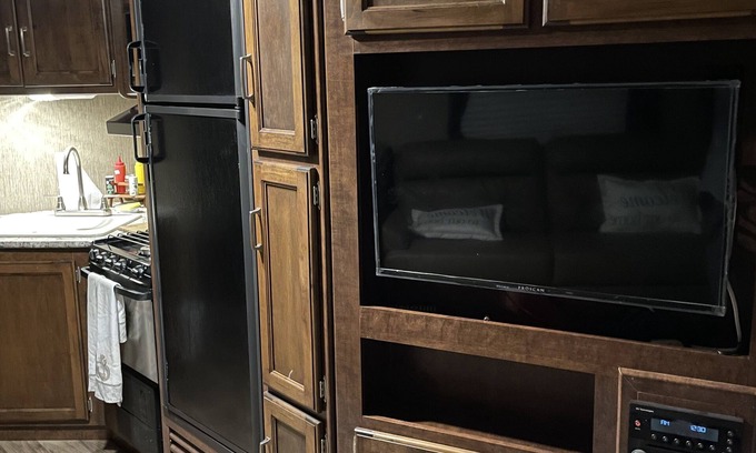 Fortuna Foothills Maison | RV in foothills located near stores. Smoking area with fire pit provided.