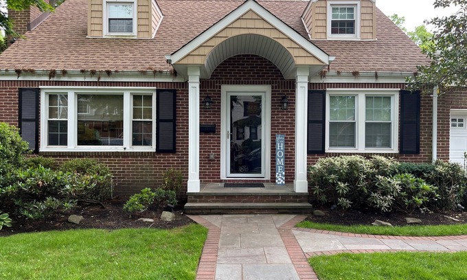 Merrick Maison | RYDER CUP ENTHUSIASTS: 11 miles from Bethpage Black. Spacious 4 bedroom home.