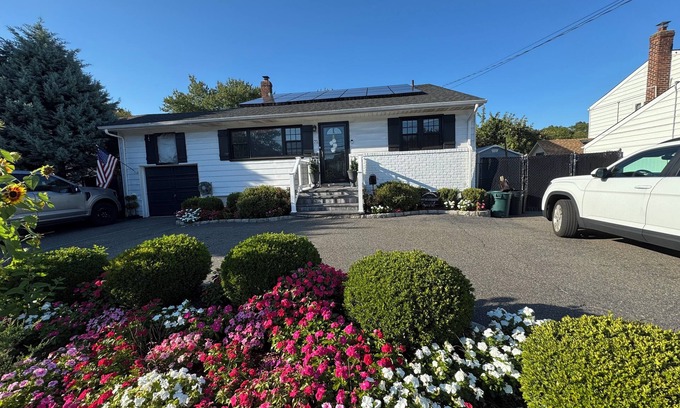 North Massapequa Maison | RYDER CUP home with heated pool down the road from all the action