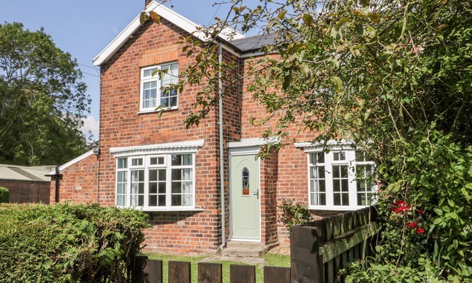 Winestead Maison | RYEBY GARTH, pet friendly, character holiday cottage in Patrington