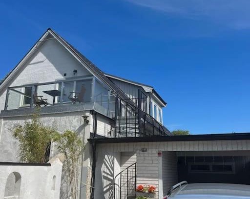 Limhamn Appartement | Rymlig och modern lägenhet i villa. Perfekt för familjer. Med parkering.