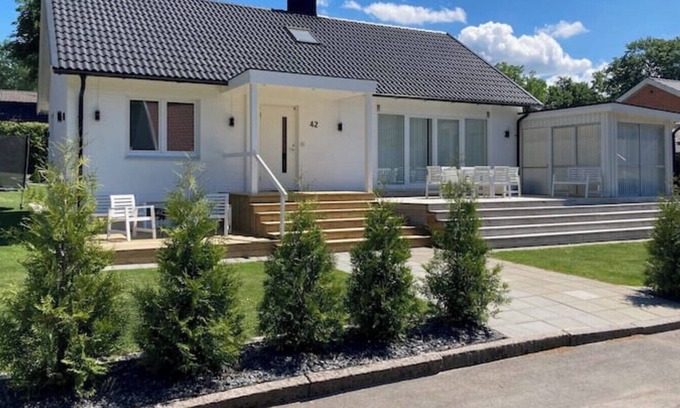 Almhult Municipality Villa | Rymligt, Strandnära Hus, 5 Sovrum, Bastu och Gym,