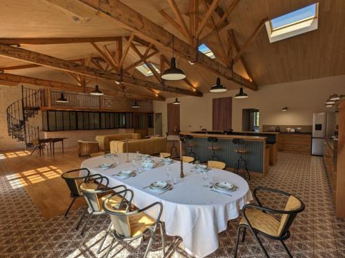 Gondeville Appartement | Séjour de luxe au cœur de Mainxe, avec truffe et cours de cuisine, idéal pour 4 couples - FR-1-653-235