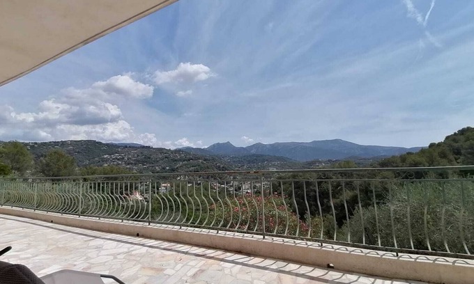 Contes Maison | Séjour en pleine nature, vue imprenable, jacuzzi
