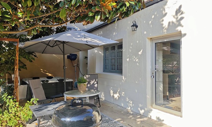 Le Bugue Maison | Séjournez au Gîte Üros: Terrasse avec spa, Parking privé, Proche des sites.
