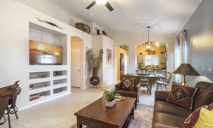 Sarival Village Maison | Saddle In & Kick Back: Old West Charmer w/King Bed and Putting Green