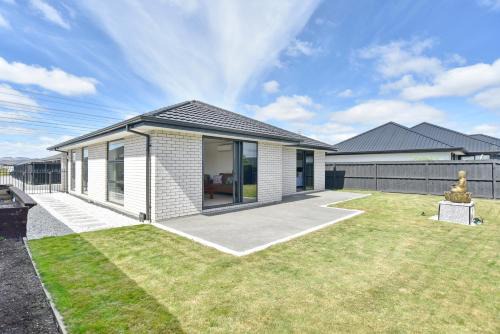 Christchurch Maison | Saddlers Lane - Christchurch Holiday Homes