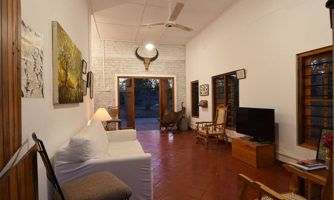 Puttalam Chalet De Ski | Safari Lodge by the lake/in a birding site