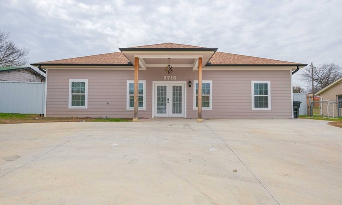 Killeen Maison | Safari themed 8 bedrooms 3 bath home with 3 - 4 dining areas & grand kitchen