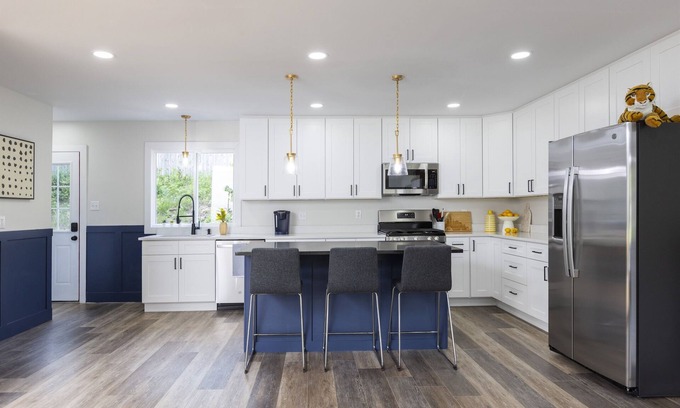 Mount Washington Maison | safe quiet neighborhood spacious 2000ft²+ free onsite parking king air hockey
