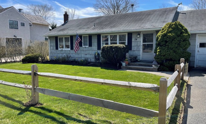 Sag Harbor Maison | Sag Harbor Village Private, 2-bedroom 60's ranch, 5 minute walk to Main Street