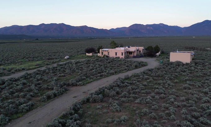 El Prado Maison | Sage House - cozy adobe, incredible views, hot tub