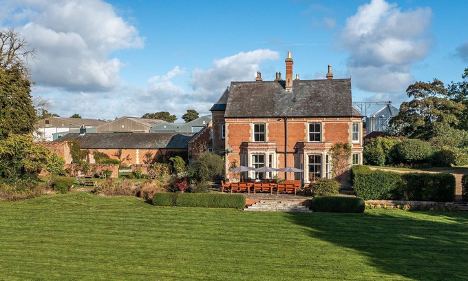 East Dereham Maison | Saham Grove Hall - Large Manor House - Sleeps 22
