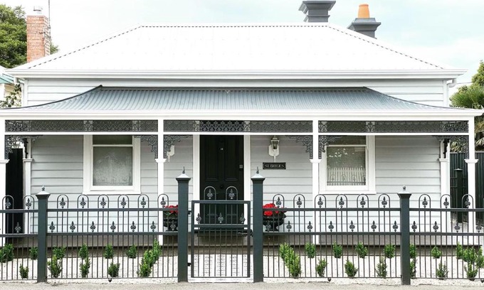 Geelong West Maison | Saint Brides - Superior Boutique Accomodation - STEPS TO PAKINGTON STREET