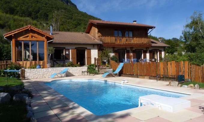 Saint-Vincent-de-Mercuze Maison | Maison chalet avec piscine chauffee et jardin : Entre Grenoble et Chambery