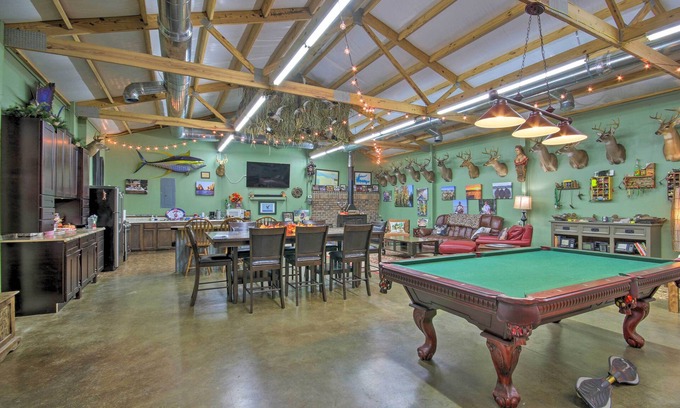 Saint Matthews Appartement | Saint Matthews ‘Outlaw Gameroom’ w/ Fire Pit!
