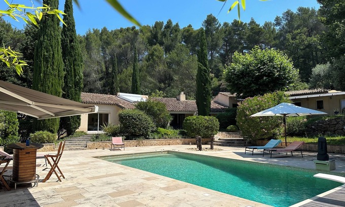 Beaurecueil Villa | Sainte Victoire : Propriété 325 M² avec Pool House qui s'étend sur 5 ha boisé