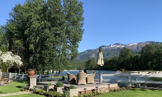 Sultan Maison | Salmon Beach Retreat: Luxurious riverfront home w/ private sandy beach!