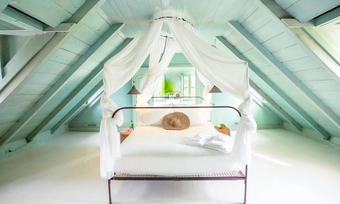 Dunmore Town Maison | Salt Box: an Enchanting Historical Property with a Pool