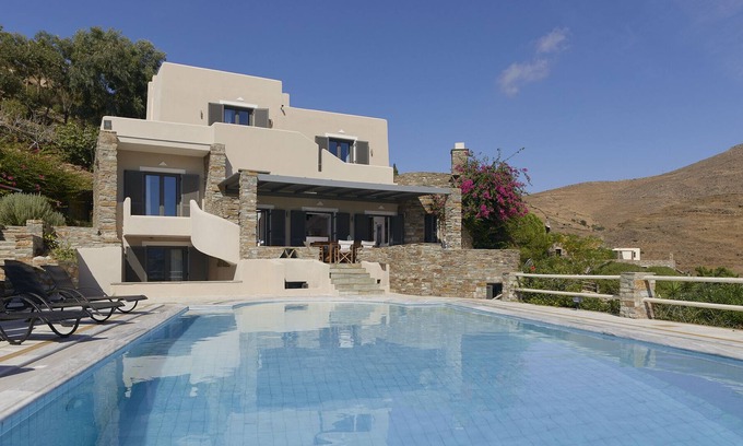 Koundouros Maison | Salt House - Hébergement de luxe avec piscine à côté de la baie de Koundouros