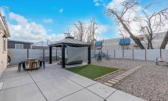 South Salt Lake Maison | Salt Lake Sanctuary -Hot Tub- Firepit- Gated Parking+ One Car Garage